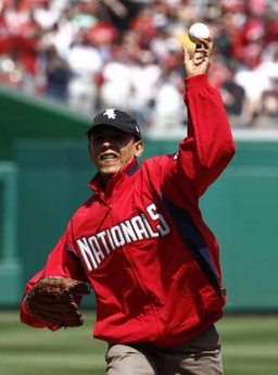 obama-throws-out-pitch.jpg