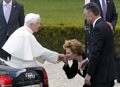 pope-bennidict-woman-kissing-hand.jpg