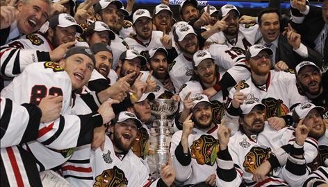 blackhawks-team-with-stanely-cup.jpg