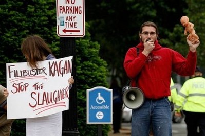 protesters-at-kagan.jpg