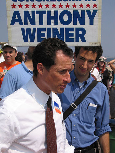 anthony-weiner-in-front-of-sign.jpg