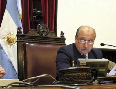 argentina-guy-passing-bill.jpg