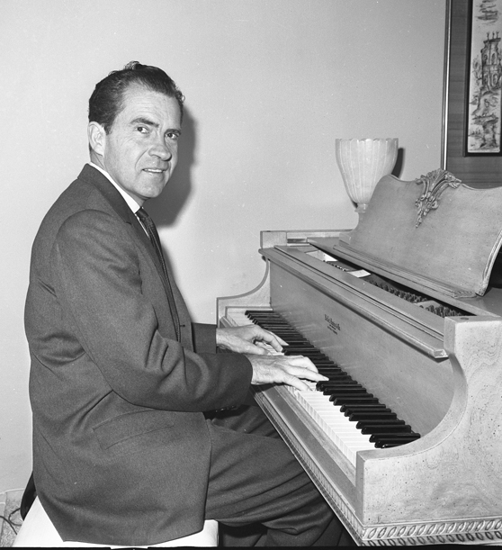 nixonpiano1962.jpg