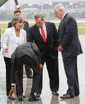 obama-dlaey-bending-over.jpg