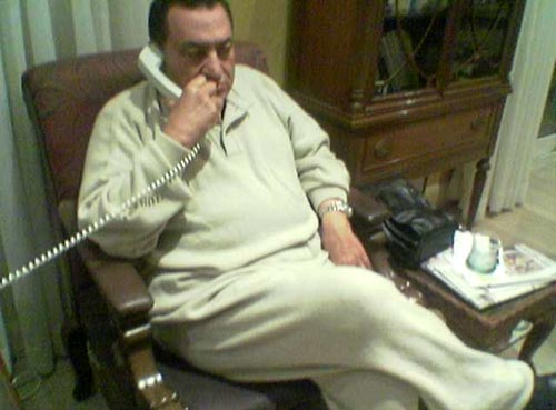 honsi-mubarak-on-phone.jpg