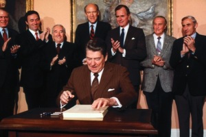 ReaganSignAmnesty1986