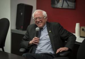 bernie-sanders-visits-daily-news